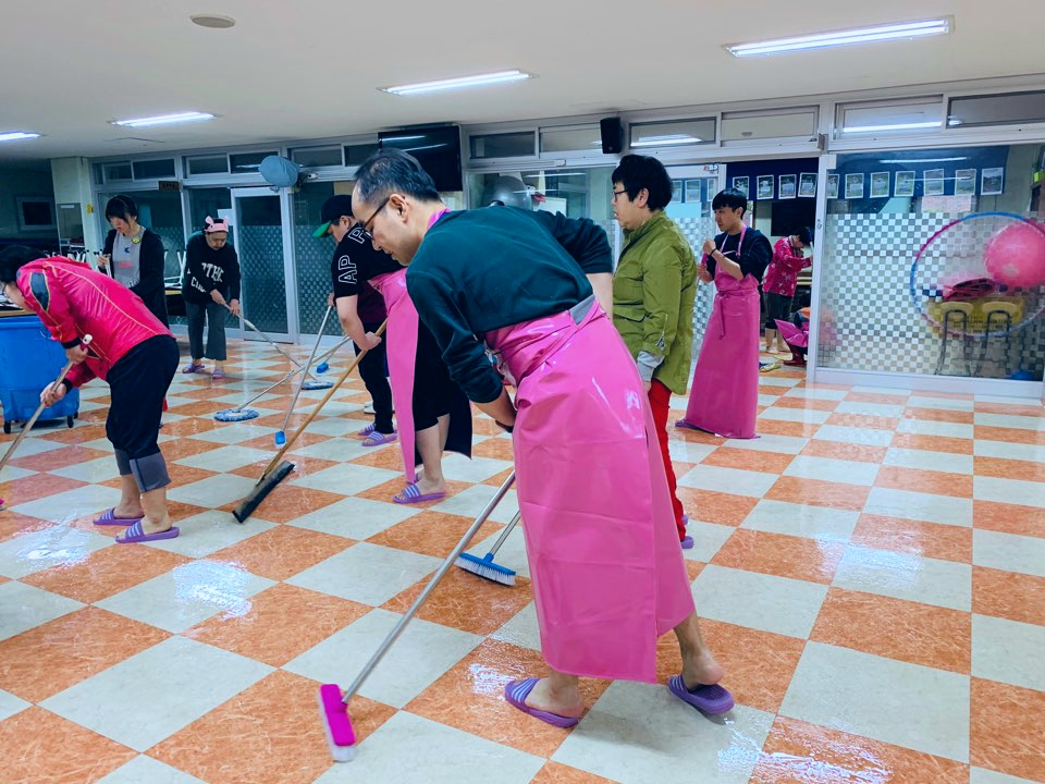 "봉사하는 마음으로 고객을", 꽃동네 봉사를 통한 현장 교육 두번째 이미지